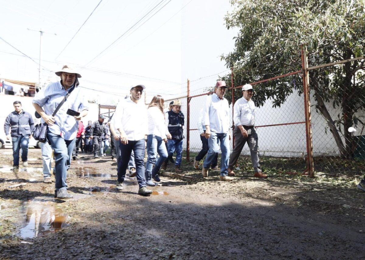 Sergio Salomón recorre calles de Francisco I Madero colonia afectada