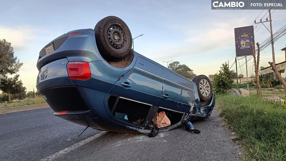 FOTOS Ebrio vuelca su auto en la federal Puebla Tehuacán y lo abandona